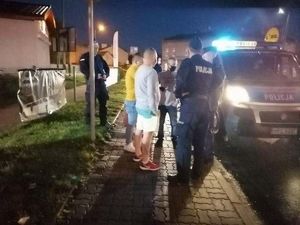 Policjanci legitymują zatrzymane osoby