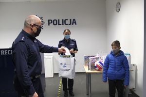 Policjant gratuluje chłopcu