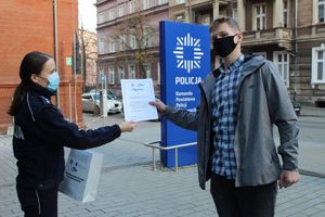 Uczeń odbiera od policjantki dyplom