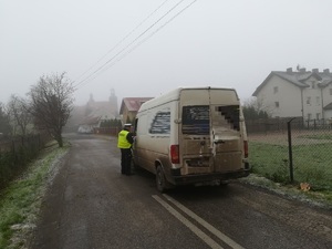 Patrol zatrzymał do kontroli samochód ciężarowy