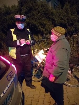 Policjant wyposażył rowerzystę w kamizelkę odblaskową