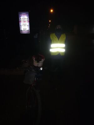 Na zdjęciu widać cyklistę w ubranej kamizelce odblaskowej