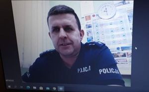 Dzielnicowy prowadzący zdalne zajęcia