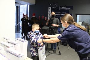 Policjantka wyposaża dziecko w odblask