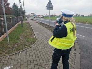 Policjantka mierzy prędkość pojazdów