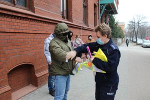 Policjantka rozmawia z krwiodawcami