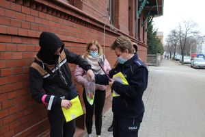 Kamizelki odblaskowe trafił do rąk oczekujących na pobór krwi