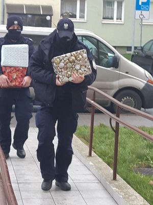 Policjanci niosą do placówki paczki z podarkami