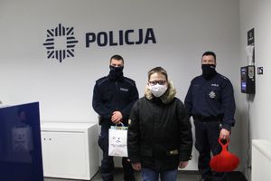 Policjanci i chłopiec pozują do wspólnego zdjęcia