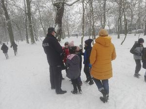 Rozmowa policjanta z dziećmi