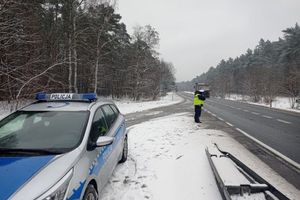 Radiowóz, policjantka kontroluje pojazdy na miernik prędkości