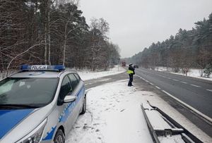 Policjantka stoi na drodze i prowadzi kontrole pojazdów