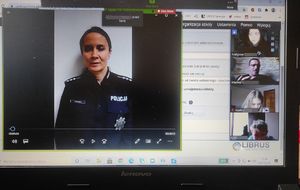 Policjantka w sposób multimedialny dokonuje wprowadzenia do tematu