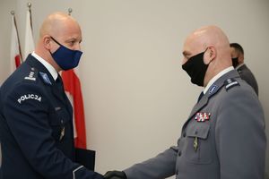 Komendant Wojewódzki Policji wita się z insp. Marcinem Ratajczakiem
