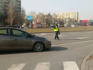 Policjant zatrzymuje pojazd
