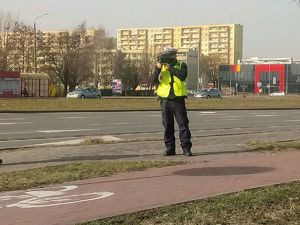 Policjant prowadzi działania na terenie Inowrocławia