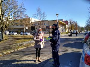Policjant rozmawia z kobietą