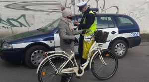 Policjant rozmawia z rowerzystką