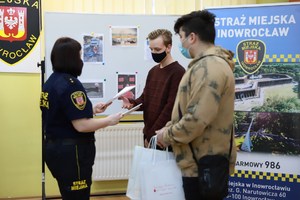 Uczestnicy odbierają dyplomy i paczki