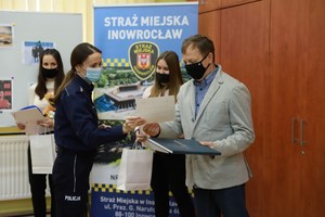 Policjantka gratuluje nauczycielowi