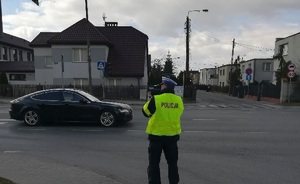 Policjant zatrzymuje kierowcę