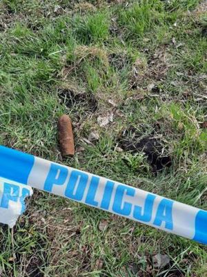 Pocisk otoczony taśmą z napisem policja