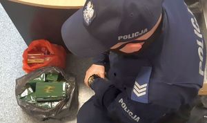 Policjant pochylony nad workami z kawą