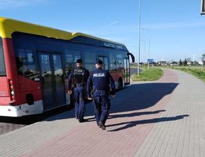 Policjanci podchodzą do miejskiego autobusu