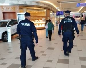 Policjanci w galerii zwracają uwagą na to czy osoby mają maseczki