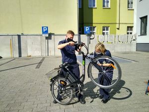 Policjanci znakują rower engrawerem