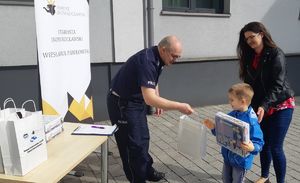 Naczelnik WRD wręcza kobiecie upominki