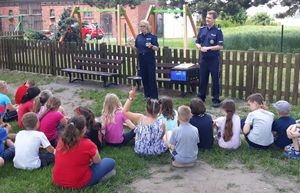 Policjanci rozmawiają z ucznaimi
