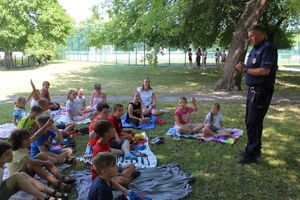 Policjanci na pogadance z dziećmi