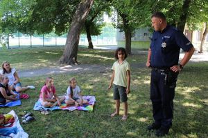 Policjant tłumaczył zasady ruchu drogowego