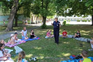 Była tez nauka poprzez zabawę i pokazywanie gestami poleceń