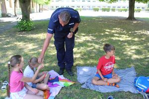 Policjant ręczył dzieciom odblaski