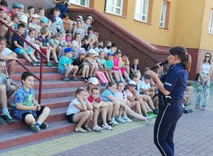 Policjantka prowadzi pogadankę