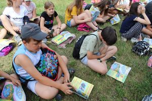 Dzieci oglądają książki edukacyjne