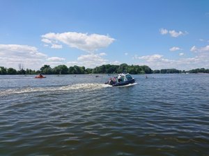 Widok na wodę a na niej pollicyjna lódź