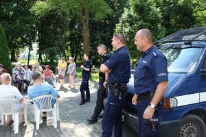 Policjanci i uczestnicy