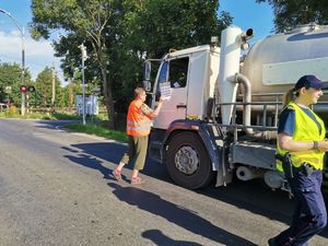 Pracownik kolei rozmawia z kierowcą ciężarówki
