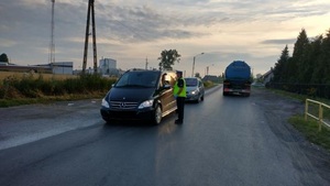 Policjant kontroluje kierowcę samochodu