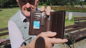 Mężczyzna pokazuje w portfelu znak głuchych