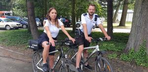 Strażzniczka i policjant na rowerach