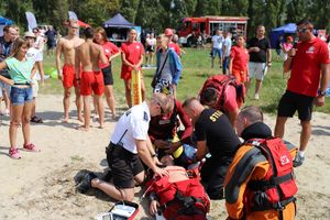 Pokaz używania AED