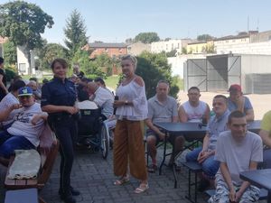 Policjantka wśród bywalców domu