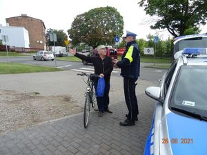 policjant z rowerzystą