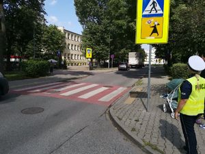 Policjantka stoi w rejonie szkoły