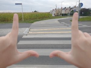 Zdjęcie rączek pokazujących literkę L
