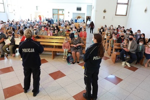 Policjantki prowadza pogadankę w kościele